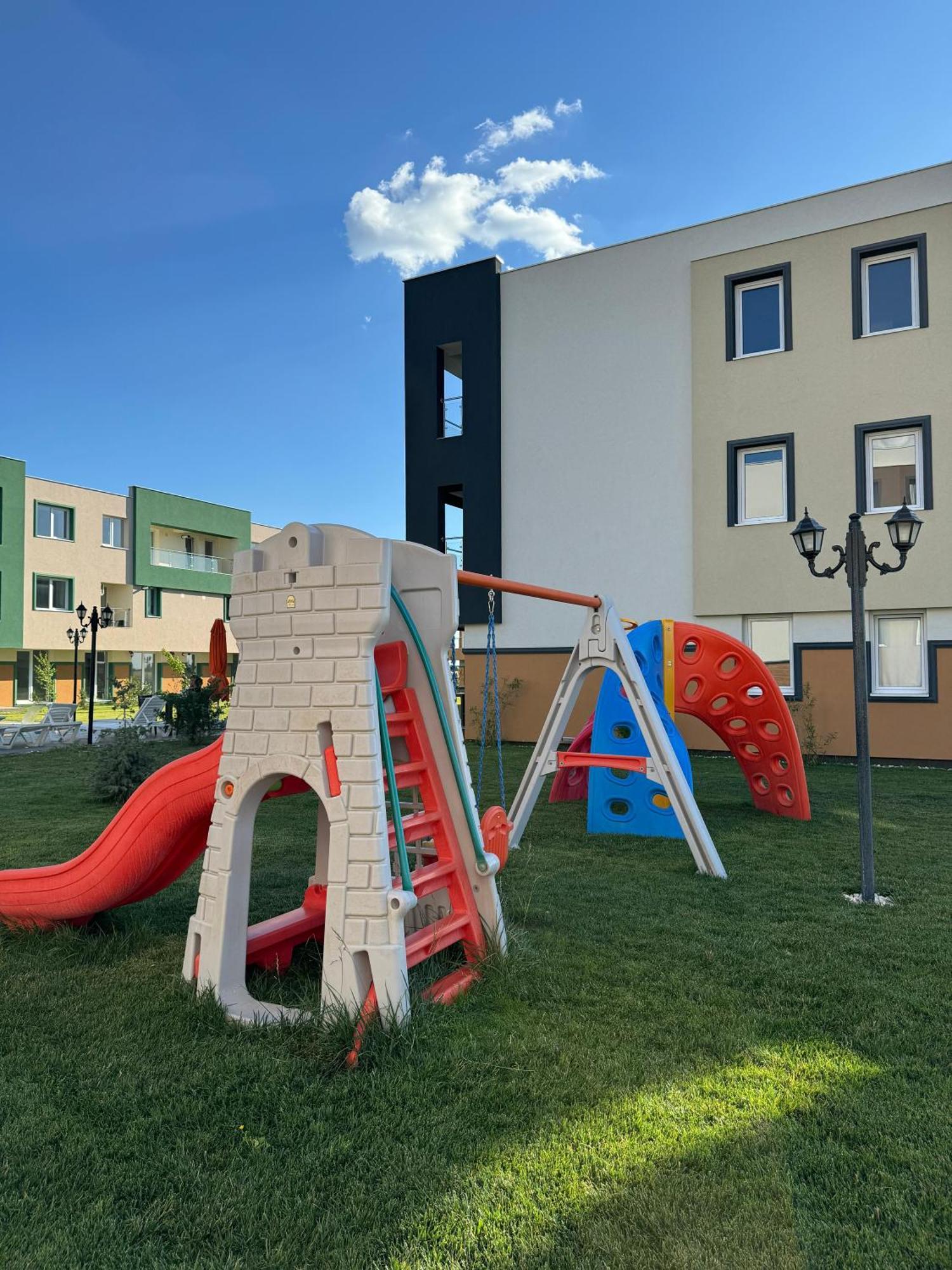 Libertatii Gardens Poolside Airport&Therme Otopeni Eksteriør billede