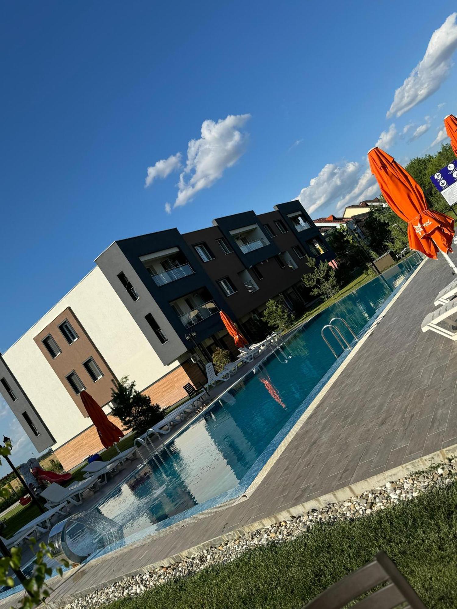 Libertatii Gardens Poolside Airport&Therme Otopeni Eksteriør billede
